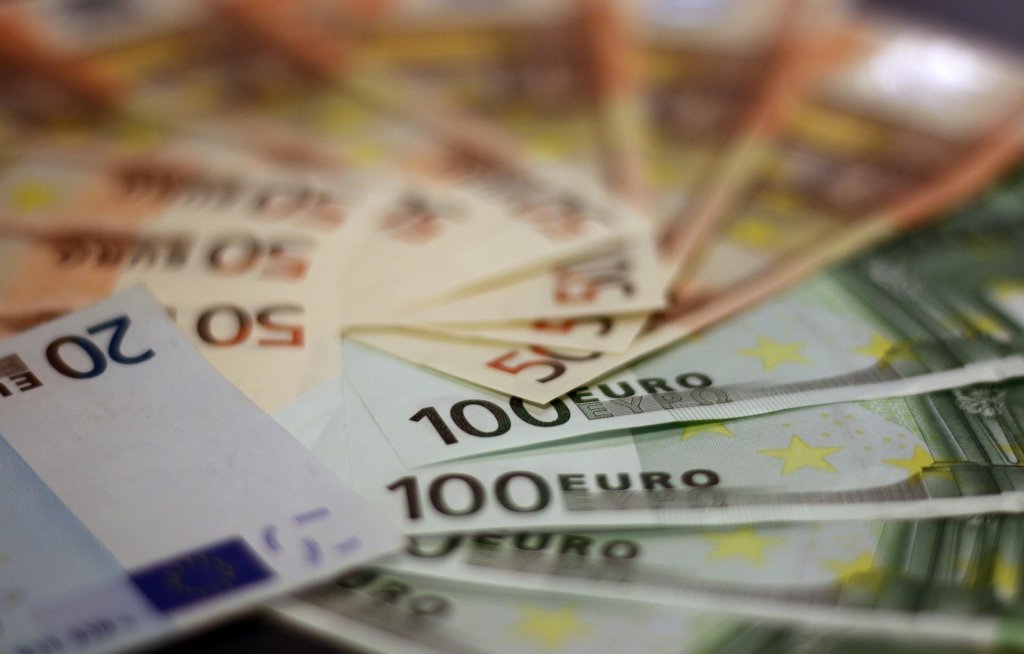 Euro scade la final de săptămână. Ce se întâmplă cu dolarul și aurul
