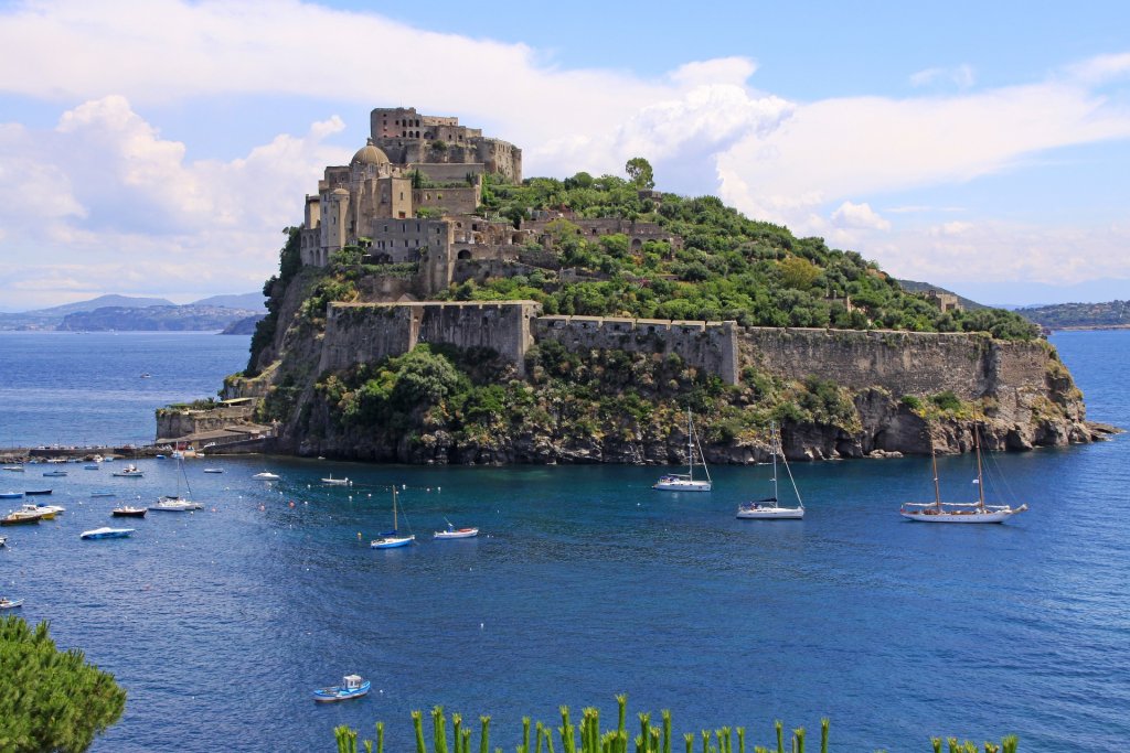 Paradisul ascuns al Italiei: insula cu ape termale și plaje superbe, la prețuri mai mici decât pe Coasta Amalfi
