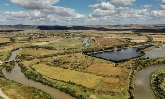 O proprietate rară din Cluj, scoasă la vânzare: Peste 20 de hectare și un lac impresionant. Cât costă