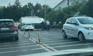ACCIDENT spectaculos în Cluj-Napoca: S-a urcat cu duba peste un autoturism