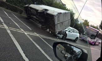 ACCIDENT spectaculos în Cluj-Napoca: S-a urcat cu duba peste un autoturism
