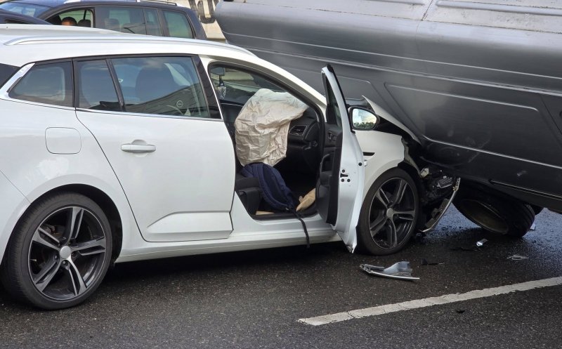 IMAGINI noi cu accidentul de pe Calea Turzii / Telefonul, viteza sau anvelopele categoria ”mai merg un sezon”?