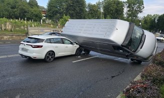IMAGINI noi cu accidentul de pe Calea Turzii / Telefonul, viteza sau anvelopele categoria ”mai merg un sezon”?