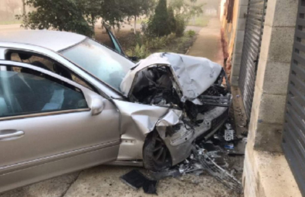 Incredibil ce a făcut un tânăr în Cluj: s-a urcat beat la volan, fără permis și cu numere false. Cursa s-a terminat într-un gard