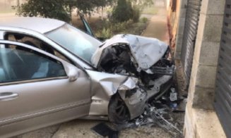Incredibil ce a făcut un tânăr în Cluj: s-a urcat beat la volan, fără permis și cu numere false. Cursa s-a terminat într-un gard