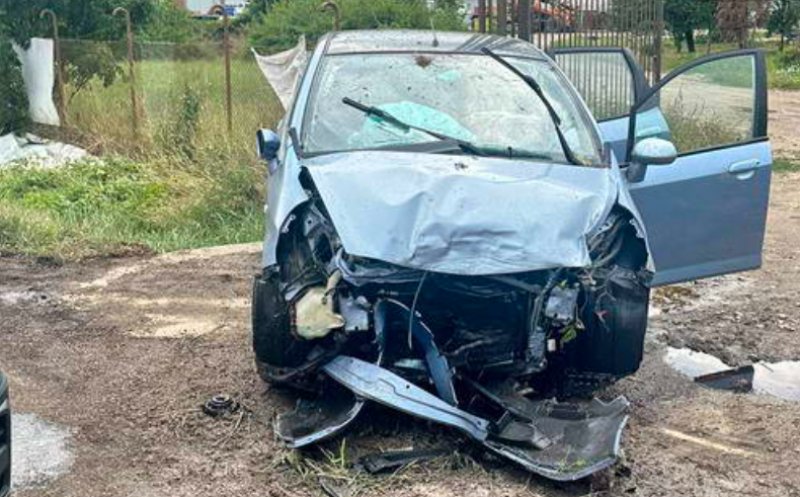 Accident în Cluj: O șoferiță și doi copii au fost răniți după ce mașina a intrat într-un cap de pod și în poarta unui imobil