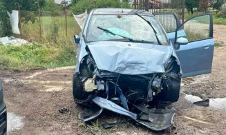 Accident în Cluj: O șoferiță și doi copii au fost răniți după ce mașina a intrat într-un cap de pod și în poarta unui imobil