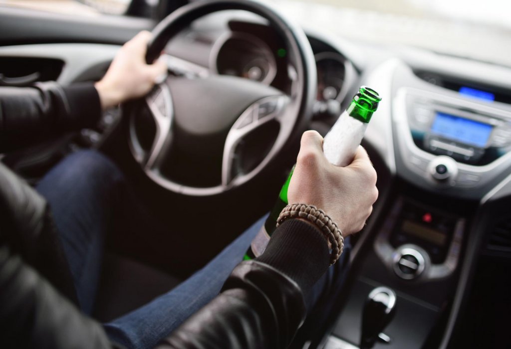 Cluj: Beat criță și fără permis, a furat o mașină din curtea unui localnic. Cursa s-a încheiat direct într-un gard