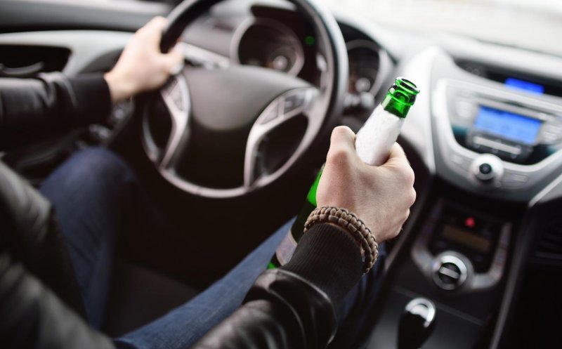 Cluj: Beat criță și fără permis, a furat o mașină din curtea unui localnic. Cursa s-a încheiat direct într-un gard