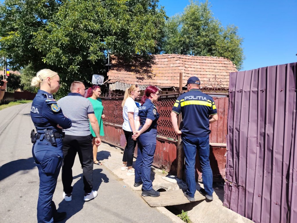 Acțiune fără precedent într-o comună din Cluj! Polițiștii au verificat câinii din gospodării și au dat avertismente