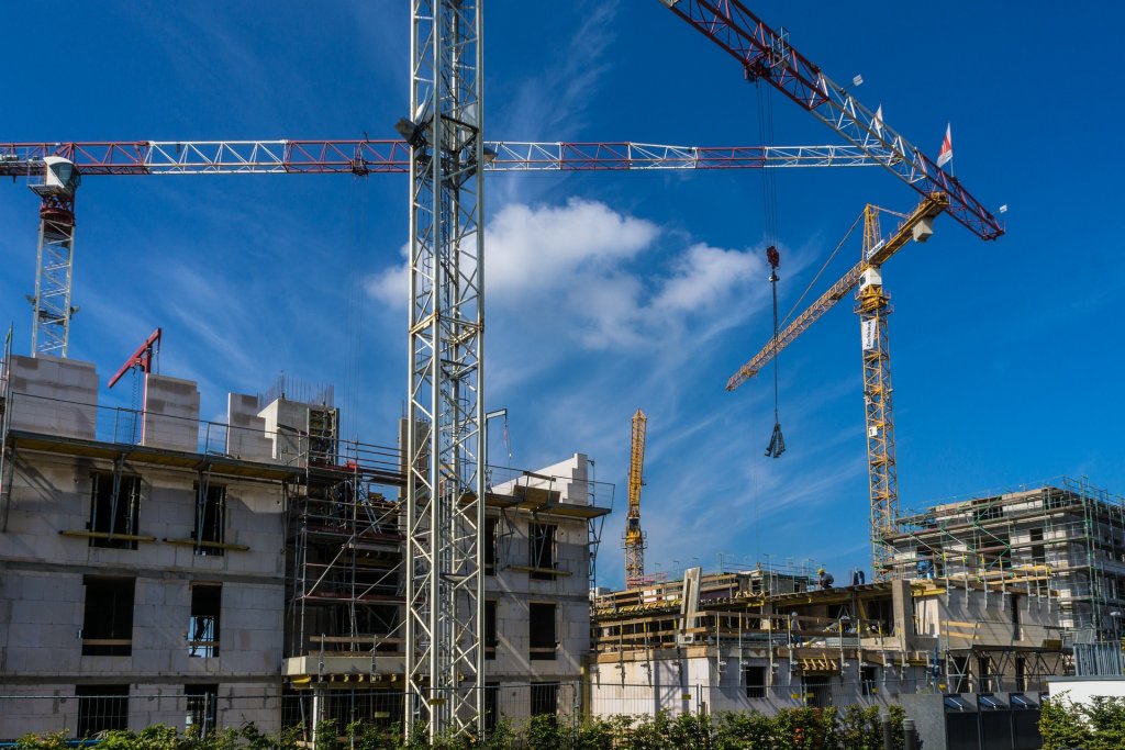 Scad autorizațiile pentru construirea de locuințe în 2026. Cum stă regiunea din care face parte și Clujul