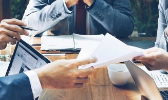 România scapă, deocamdată, de „junk”! Fitch menține ratingul BBB-, dar perspectiva rămâne negativă