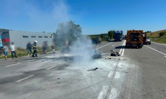 Accident cumplit în Cluj! O motocicletă s-a izbit de un TIR și a luat foc. Motociclistul, resuscitat la fața locului/ Drumul este blocat pe ambele sensuri