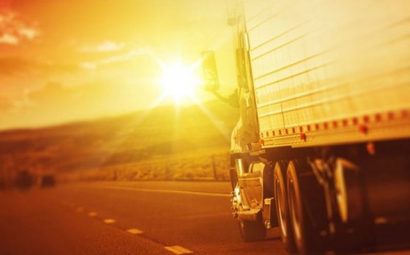 Restricții de circulație din cauza caniculei! Ce vehicule sunt oprite azi în județele cu Cod Roșu
