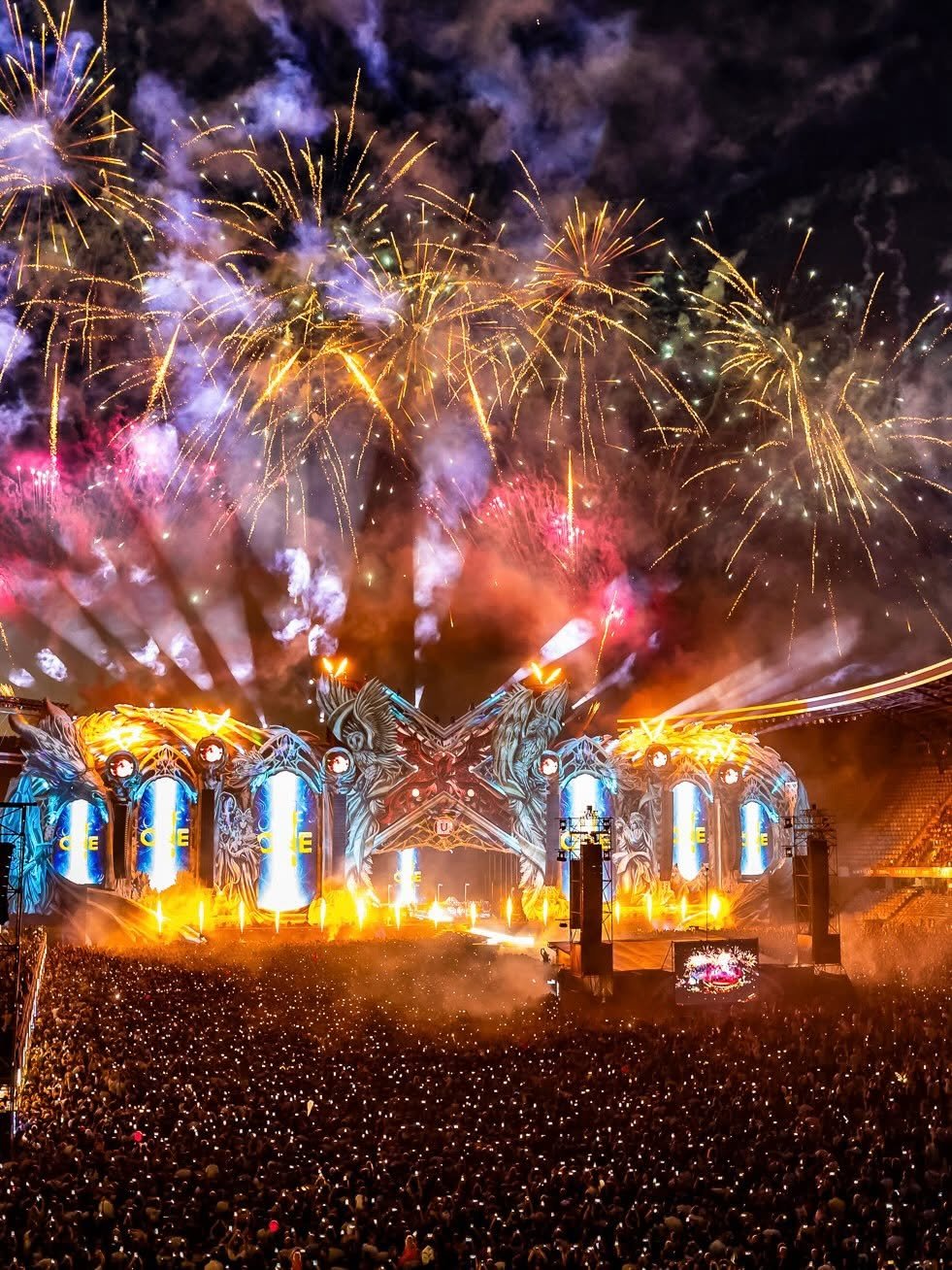 Din culisele UNTOLD. Ce se ascunde în spatele show-ului de lumini de pe Mainstage: peste 3.000 de lumini în joc, controlate la milimetru