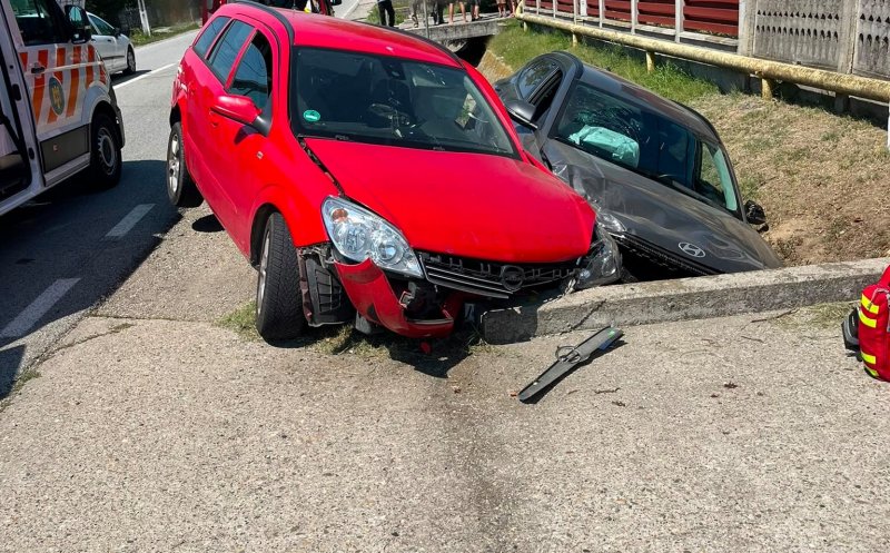 ACCIDENT cu două mașini pe un drum din Cluj. Trei tineri, transportați la spital