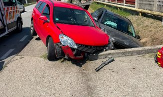 ACCIDENT cu două mașini pe un drum din Cluj. Trei tineri, transportați la spital