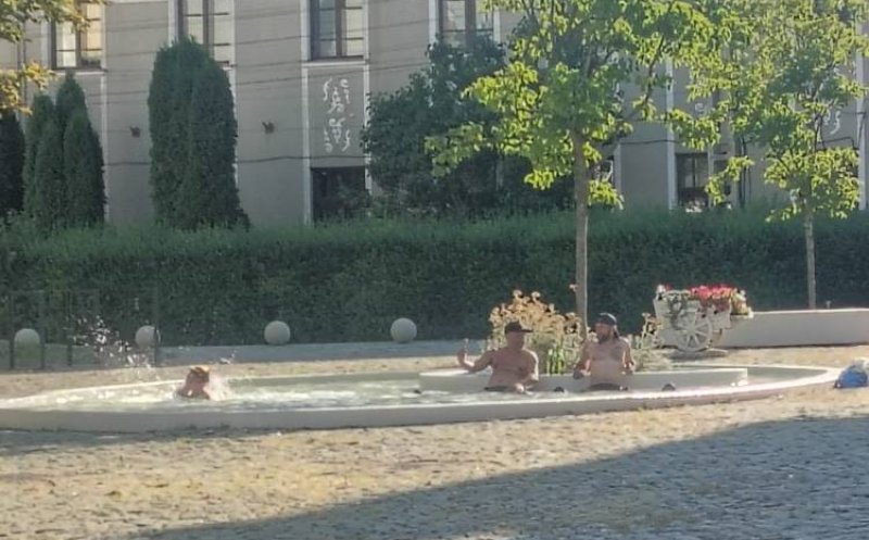Canicula i-a scos pe unii clujeni la scăldat, ca la ștrand, în fântâna publică din centrul orașului
