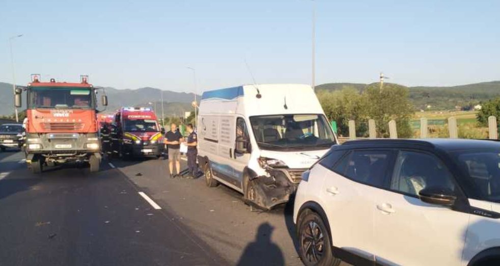 Șofer din Cluj, implicat într-un ACCIDENT în lanț pe A1. Patru persoane au ajuns la spital / Cum s-a produs incidentul