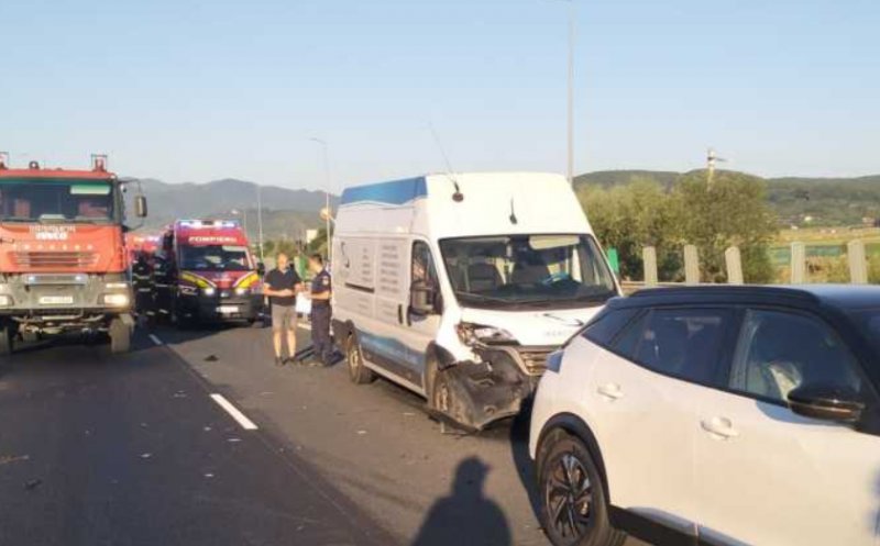 Șofer din Cluj, implicat într-un ACCIDENT în lanț pe A1. Patru persoane au ajuns la spital / Cum s-a produs incidentul