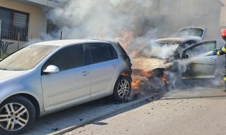 Cum a luat foc o mașină parcată. Focul s-a extins la un al doilea autoturism