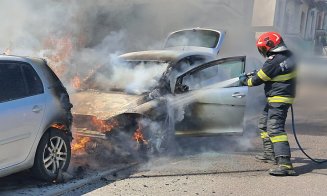 Cum a luat foc o mașină parcată. Focul s-a extins la un al doilea autoturism