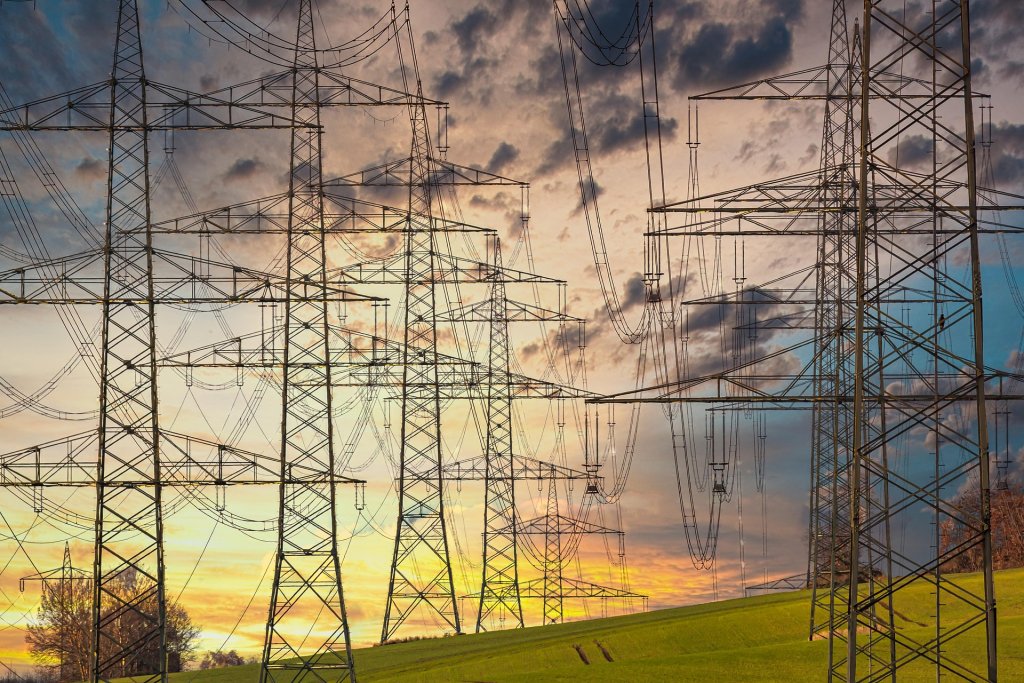 România vinde energie ieftină Bulgariei și o cumpără înapoi de 7 ori mai scump. Care este explicația