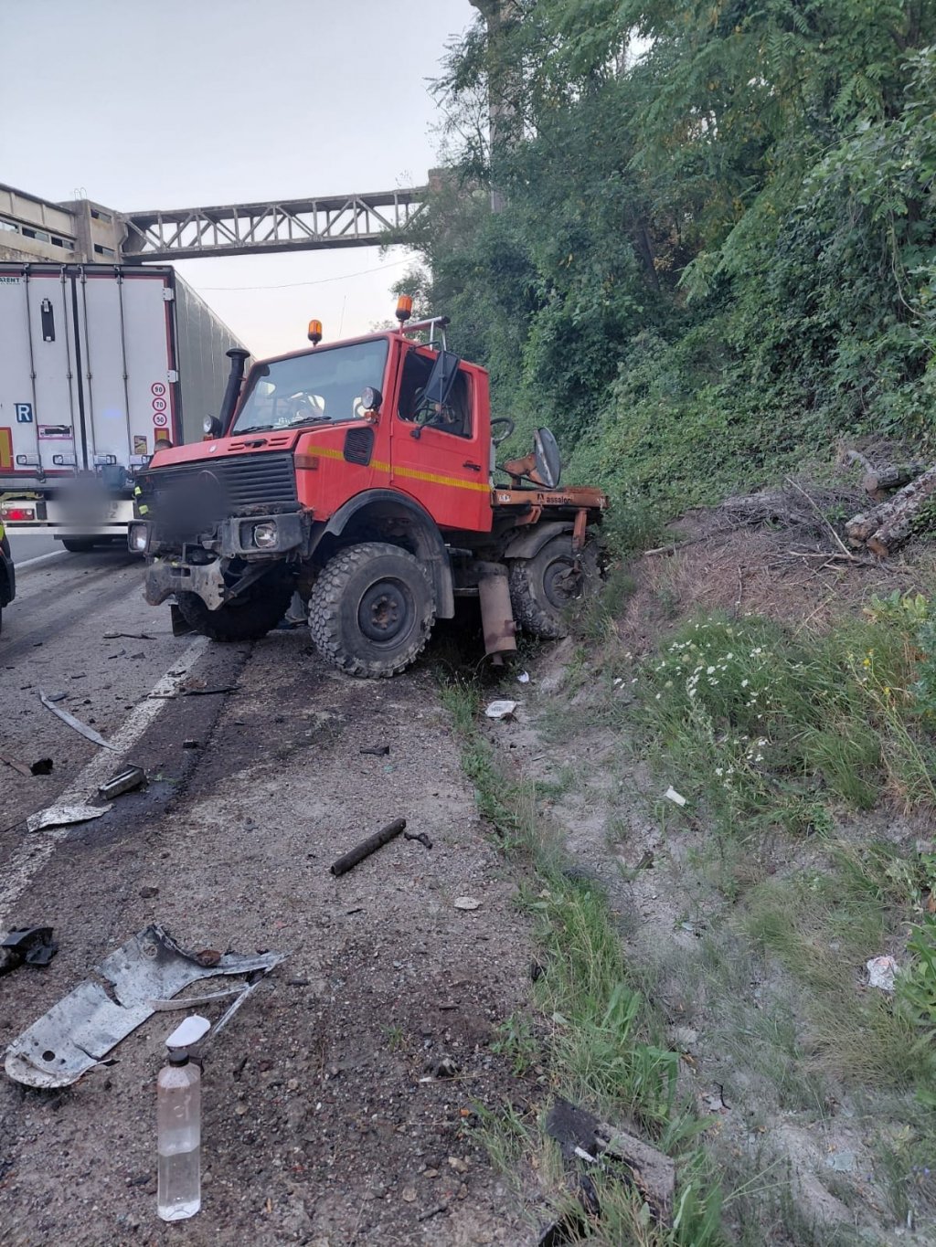 ACCIDENT pe DN1 în județul Cluj: 2 victime după un impact între un TIR și o autoutilitară