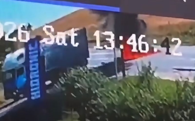 MOMENTUL FATAL de la Vâlcele, surprins de camere: Motociclistul intră în plin în TIR, apoi motocicleta izbucnește în flăcări