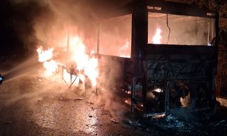 Autobuz făcut scrum într-o localitate din județul Cluj / Pompierii au anunțat cauza incendiului