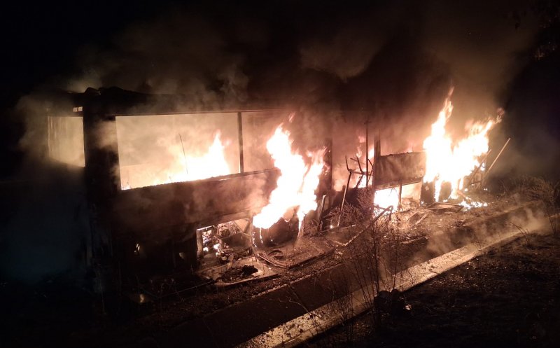 Un autobuz a luat foc într-o localitate din județul Cluj