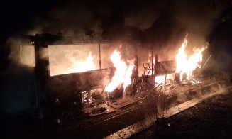 Un autobuz a luat foc într-o localitate din județul Cluj
