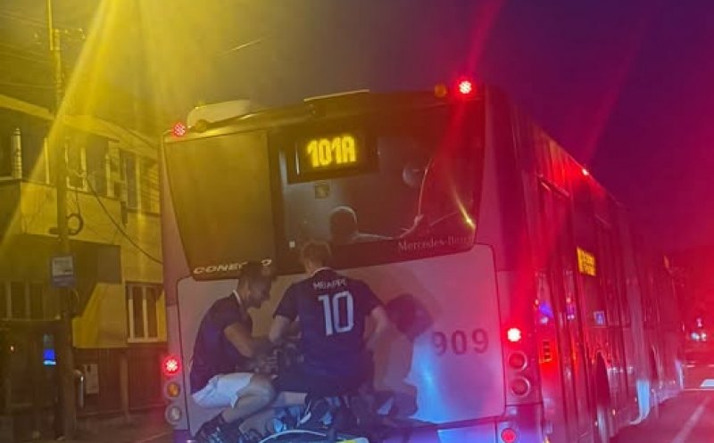 Teribilism la Cluj! Au "mers" cu autobuzul pe suportul de biciclete