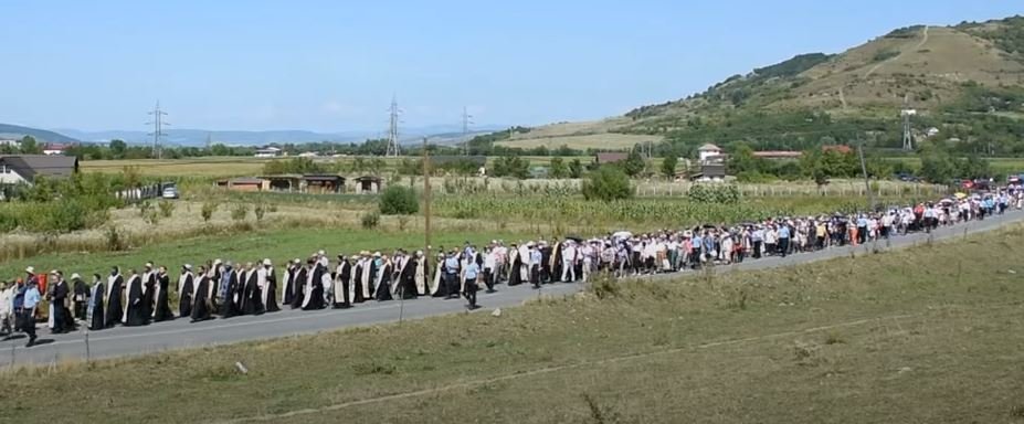 Mii de pelerini sunt așteptați la Mănăstirea Nicula de Hramul Adormirii Maicii Domnului. Când și de unde pornește procesiunea