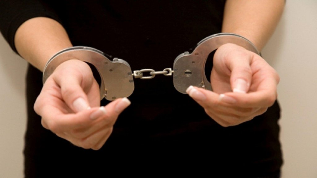 Mandat de arestare pentru ultraj, emis pe numele unei clujence de 44 de ani. A fost prinsă în toiul nopții