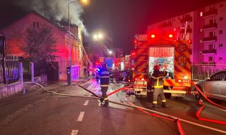 A luat foc o pensiune din Hașdeu, în Cluj-Napoca / Flăcările s-au extins și la locuințele învecinate
