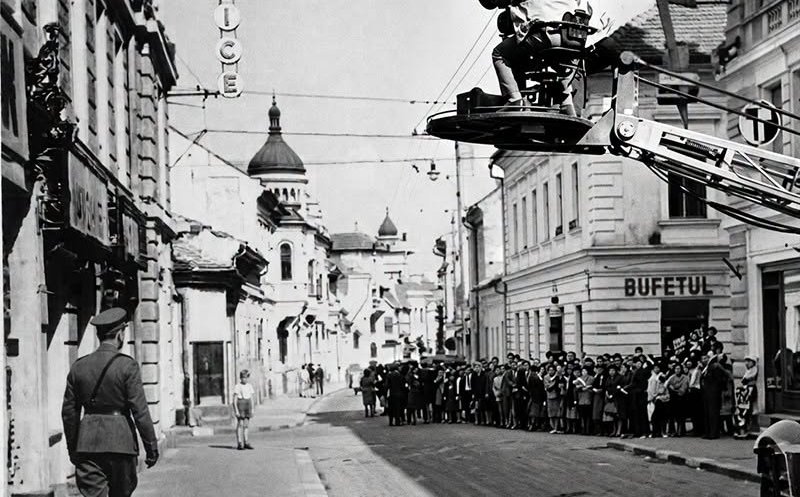 Imagine surprinsă pe strada Iuliu Maniu din Cluj, în timpul filmărilor pentru îndrăgitul serial „Pistruiatul”
