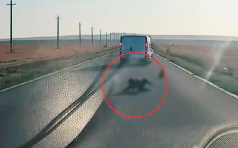 Imagini care îți dau fiori: un copilaș a căzut dintr-o dubă aflată în mers