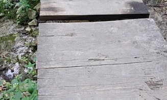Jale în Cheile Turzii. 2 podețe care traversează pârâul Hășdate, adevărate capcane de rupt picioare / ”Știți câți turiști străini trec pe acolo?”