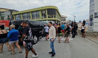 Dronă între stabilopozi pe plaja Tineretului din Costinești / Zona, evacuată de jandarmi și poliție
