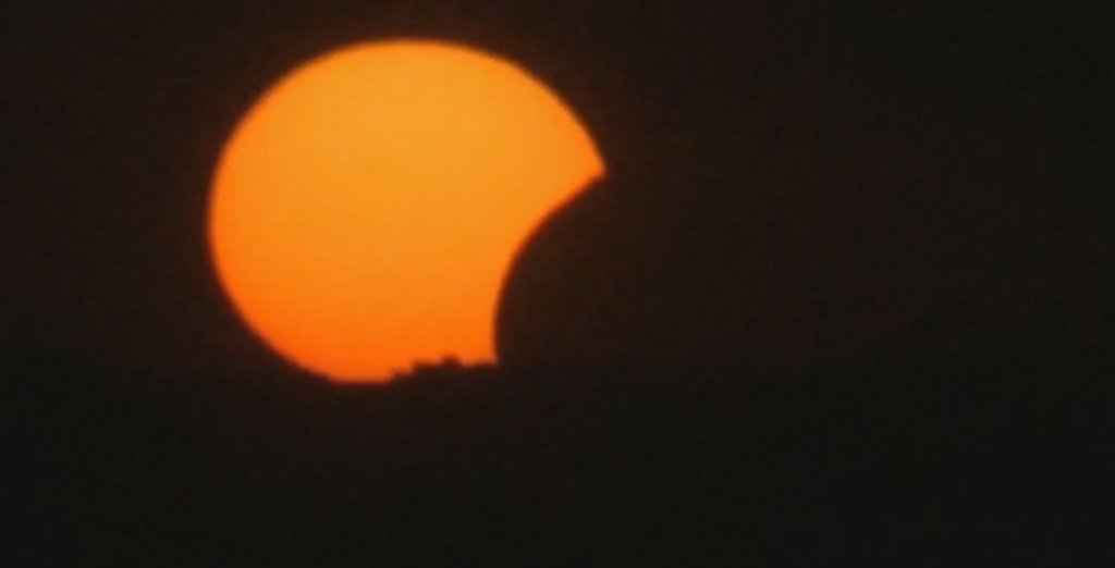 Soarele, „mușcat” de Lună, deasupra Clujului. Imagini spectaculoase de la Eclipsă