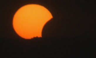 Soarele, „mușcat” de Lună, deasupra Clujului. Imagini spectaculoase de la Eclipsă