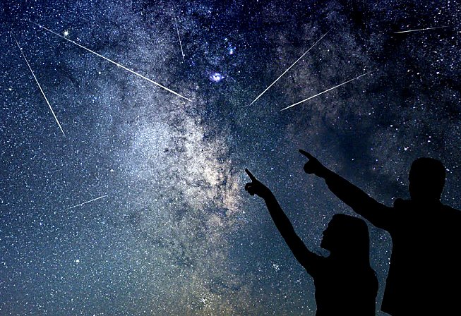 IMAGINI cu o perseidă surprinsă deasupra Catedralei Mitropolitane din Cluj-Napoca