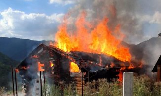 Cabană din zona de munte a Clujului, distrusă de flăcări
