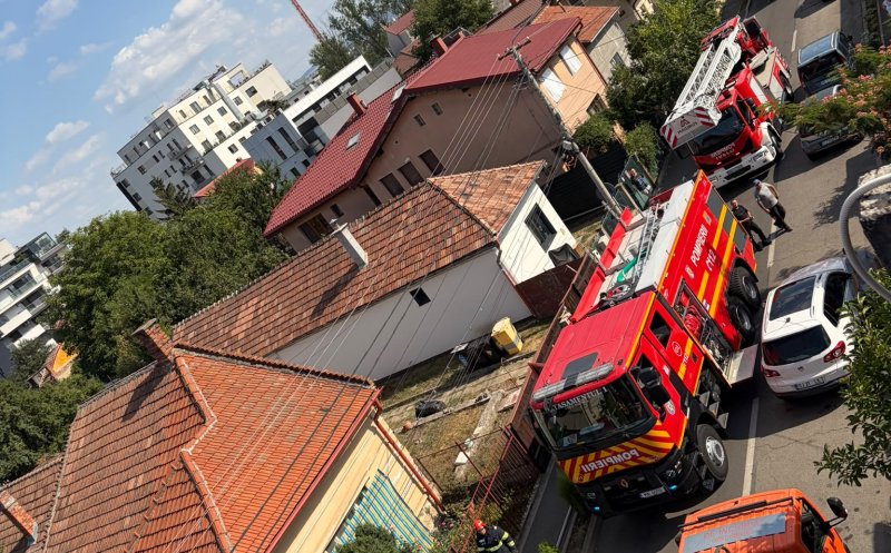 Cluj-Napoca: Un incendiu a cuprins fațada și terasa unei case pe 3 nivele / De la ce a pornit focul