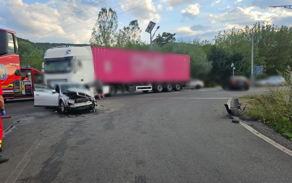 Accident grav cu 2 victime pe DN1 în Cluj. Impact între un TIR și un autoturism