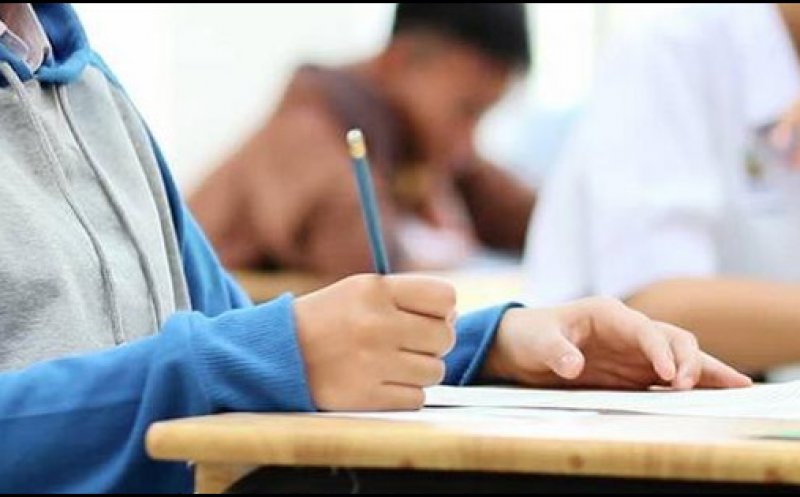 Lovitură pentru elevii din familii cu venituri mici! Bursele sociale ar putea fi suspendate în vacanțe