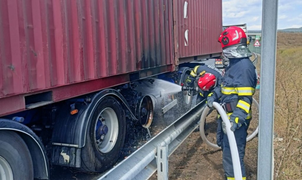 Incendiu pe A10 Sebeş-Turda: o semiremorcă ce transporta gazon a luat foc