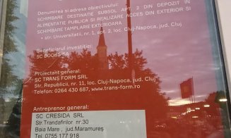 Gata, clădirea monument istoric din centrul Clujului e ”tapițată” în întregime cu "termopane albe"