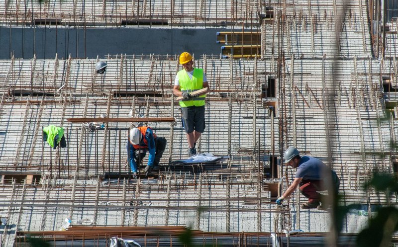Românii nu se mai grăbesc să plece din țară pentru un job. Ce îi face să rămână acasă
